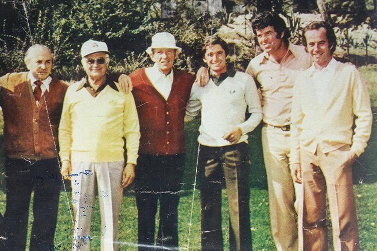 Bing Crosby, en el centro con chaqueta rojiza y gorro blanco, el día de su último partido de golf en La Moraleja.