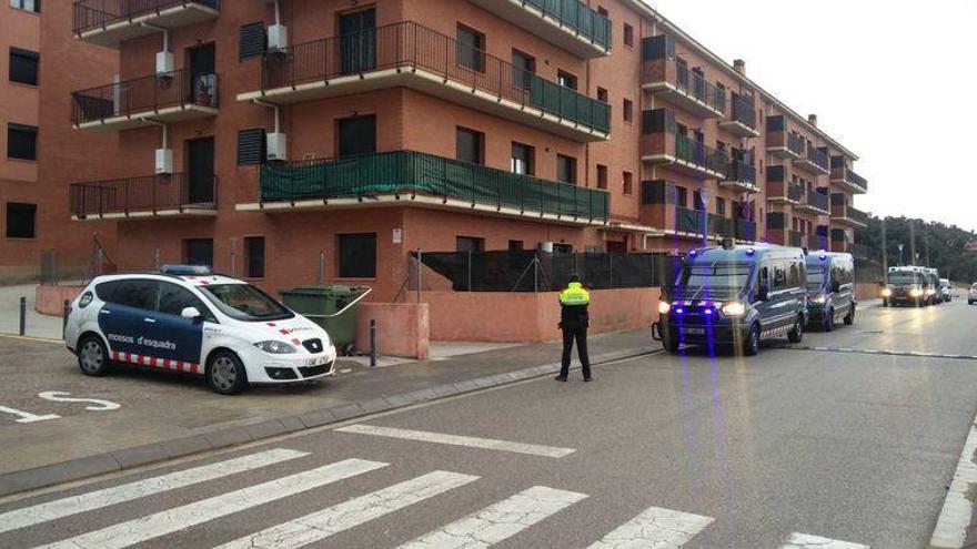 Agents dels Mossos davant del bloc on van fer escorcolls