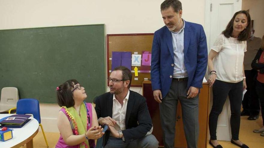 Javier Maroto y Jacobo Moreira, ayer en el colegio Juan XXIII. // R. Vázquez