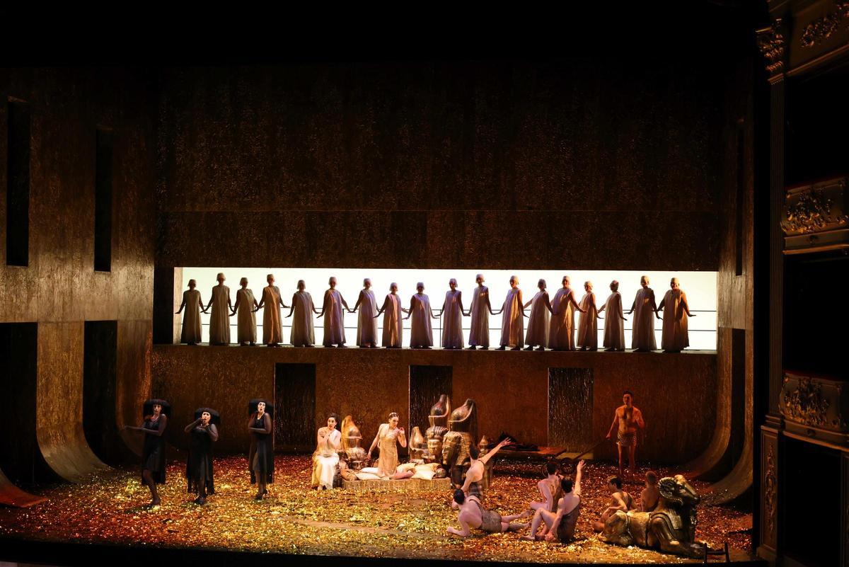 Más de cien personas trabajan para representar esta zarzuela.