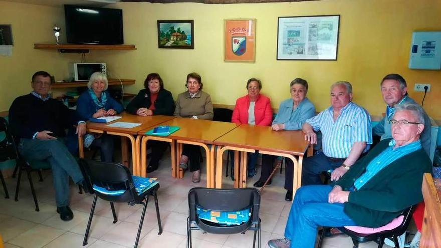 Concha Masa, segunda por la izquierda, durante la reunión con vecinos de Villarín.