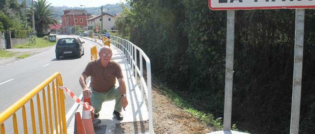 Francisco Alonso señala el lugar donde se colocará una de las farolas, justo en el medio de la acera, en La Mata.