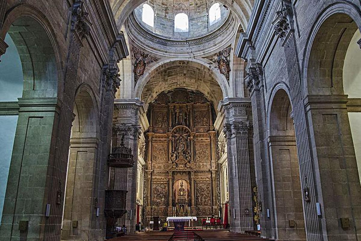 Fachada de Nosa Señora  da Antiga (Monforte de Lemos).  Nas imaxes pequenas: vista parcial do interior da igrexa;interior  da pinacoteca. |