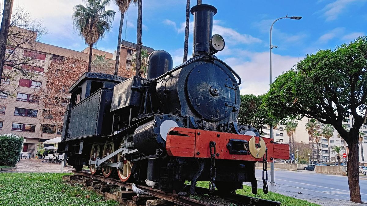 La locomotora nº 7 «Cocentaina», instalada frente a la estación desde 1993.