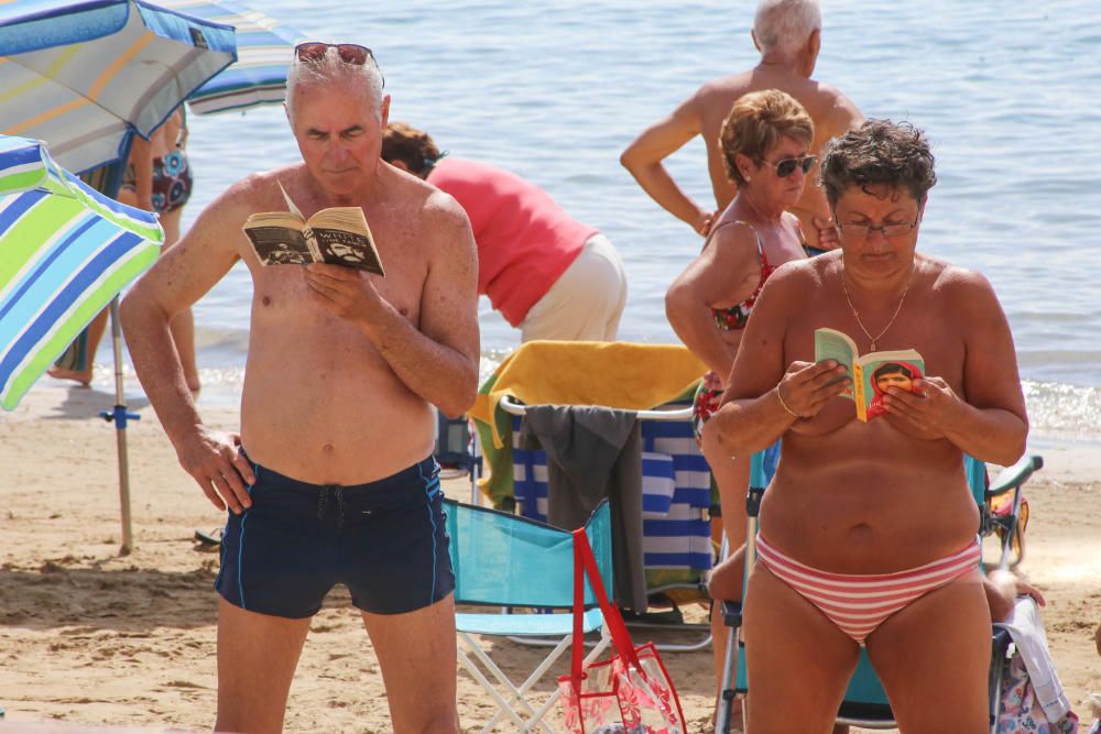 El buen tiempo y las buenas condiciones marítimas siguen animando a pasar la jornada en la playa pese a que desde hace tres semanas no hay servicio de socorrismo en Torrevieja