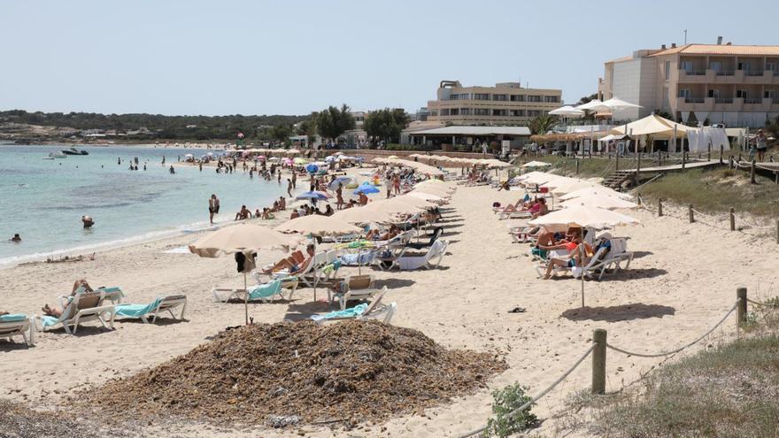 Playa de es Pujols con los primeros turistas a principios de la pasada temporada.