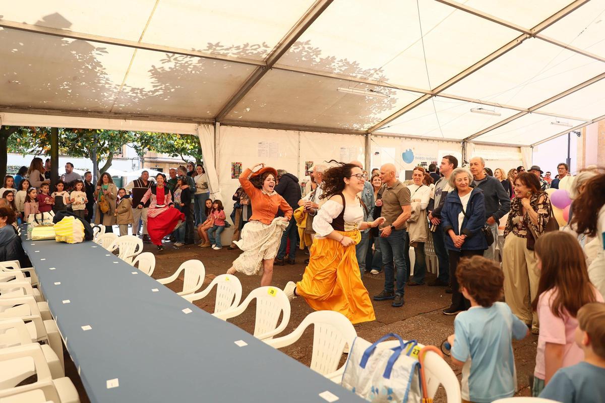 La lluvia no impide la multitudinaria comida en la calle de las fiestas del Oviedo Antiguo