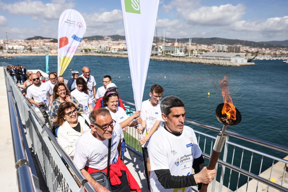 La antorcha de los XII Juegos Special Olympics llega a Mataró, por mar