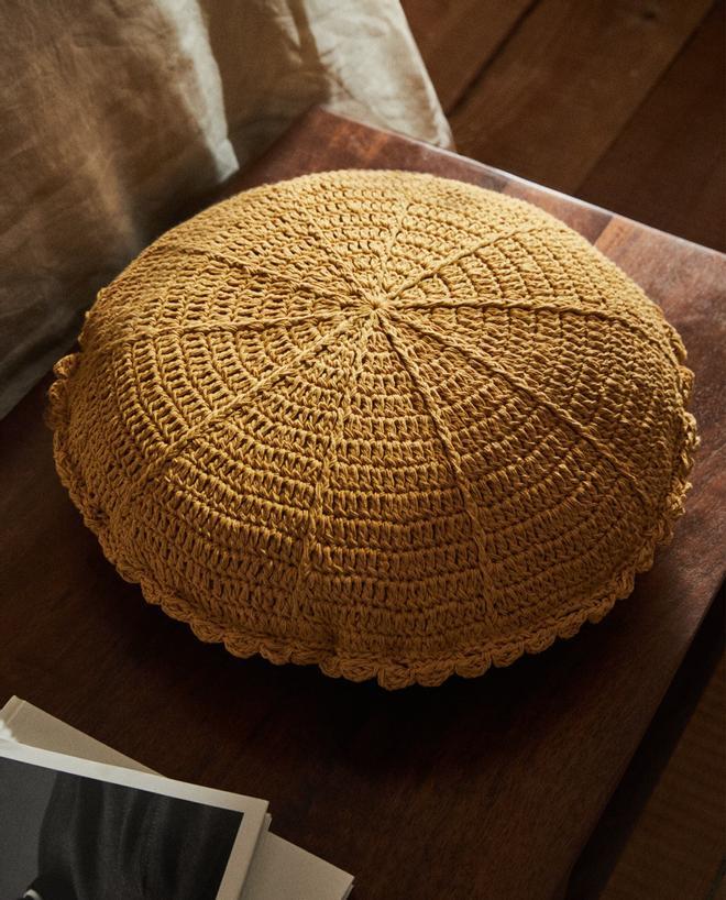 Cojín redondo con relleno confeccionado en crochet, de Zara Home (29,99 euros)