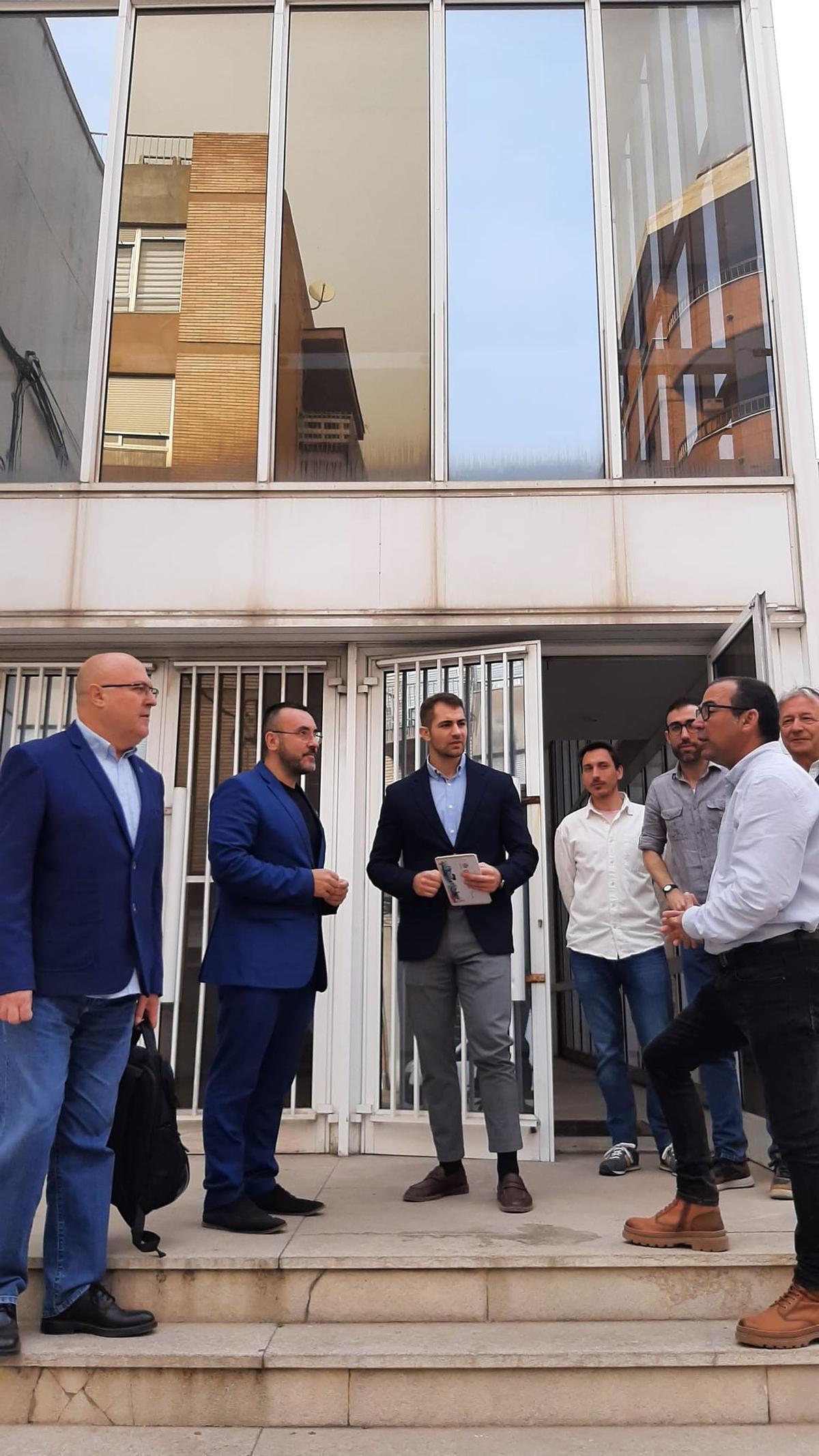 El alcalde Benlloch, junto a varios ediles y el recientemente nombrado director de Proyectos Europeos, Darío Nieto, en las puertas de los antiguos juzgados.