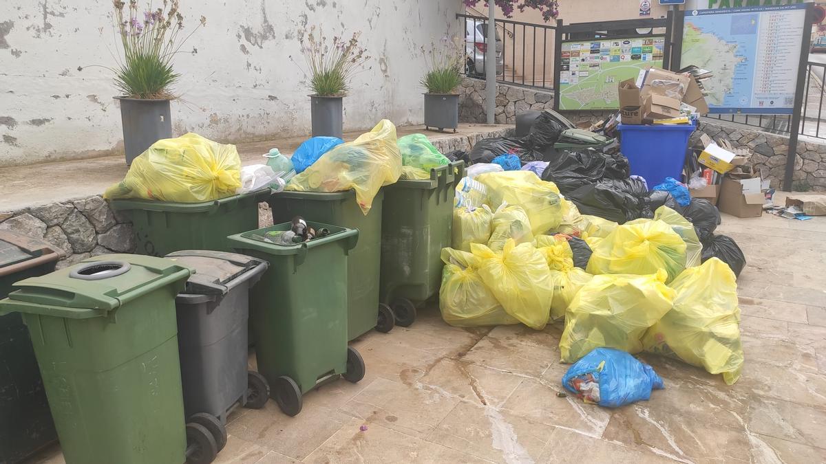 Imagen de basura acumulada en contenedores.