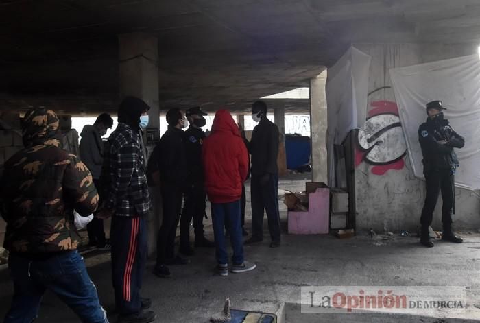 Tensión en San Pío X durante el desalojo de okupas en un edificio abandonado