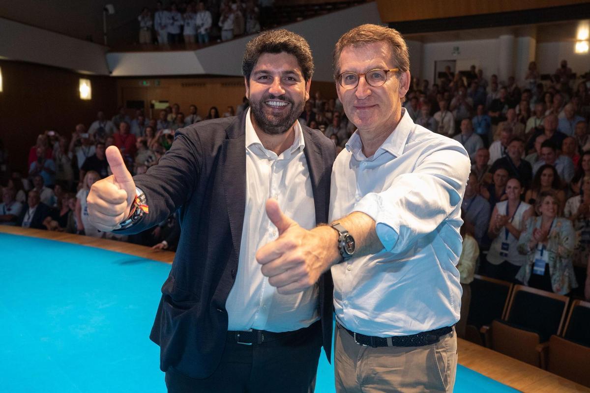 El presidente del Partido Popular Alberto Nuñez Feijó (d) y el presidente del partido en Murcia Fenrnado López Miras.