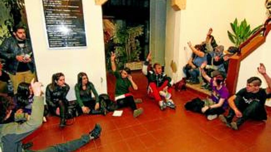Los universitarios siguen encerrados en el Rectorado de Cáceres