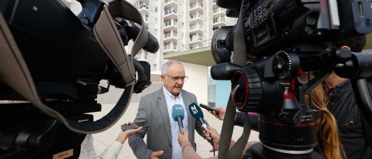 Entre los focos |  J.A.RIERA