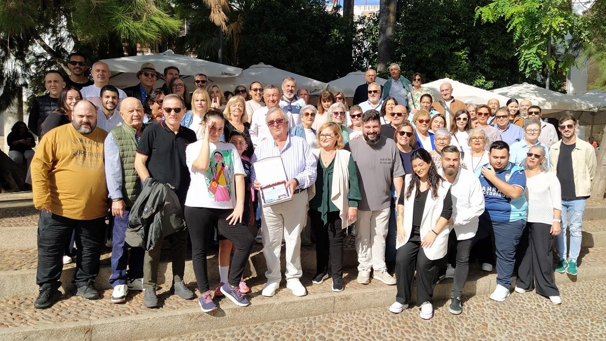 Grupo de amigos que asistió al homenaje del empresario cordobés Salvador López Guzmán con motivo de su jubilación.