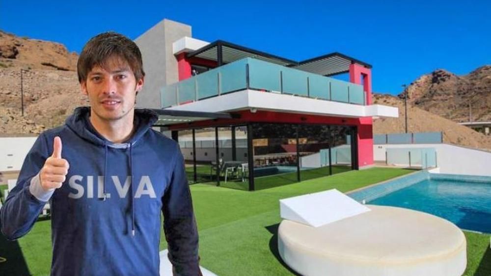 David Silva ante la villa que quiere vender.