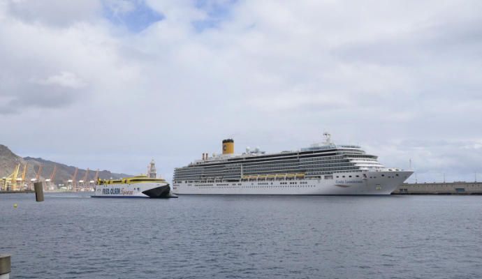 El 'Costa Luminosa' llega al puerto de Santa Cruz