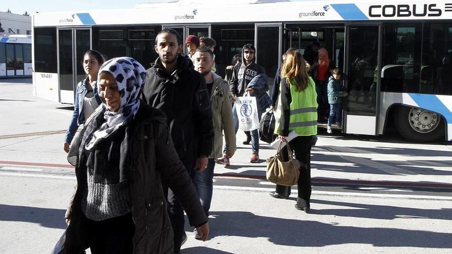 Los refugiados llegados ayer a Barajas.