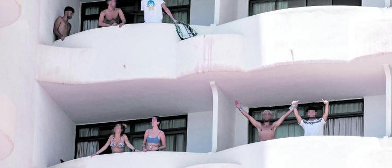 Imagen de varios jóvenes de la península confinados en el hotel covid Palma Bellver.