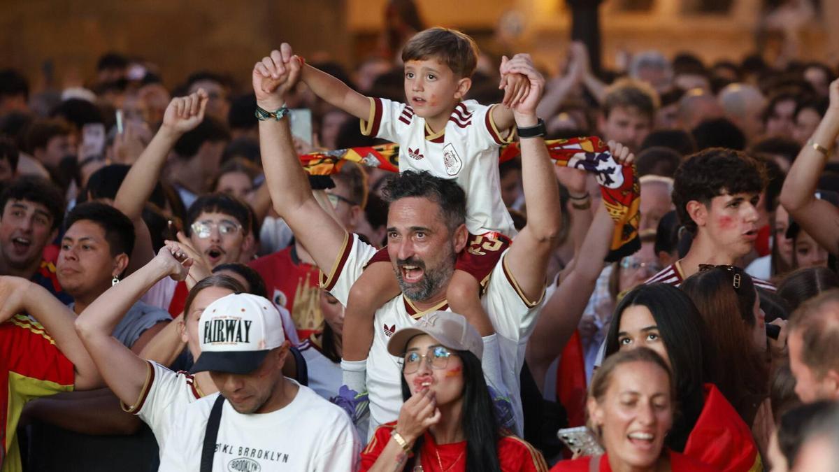Aficionados de la selección española viendo la semifinal contra Francia en la plaza de la Catedral de Oviedo.