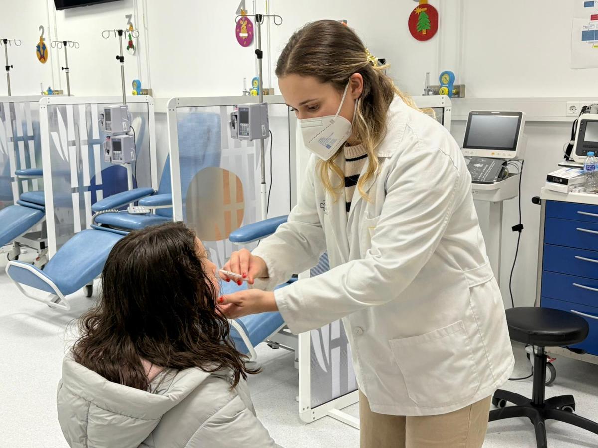 Vacunación de niños en el Complejo Hospitalario de Pontevedra.