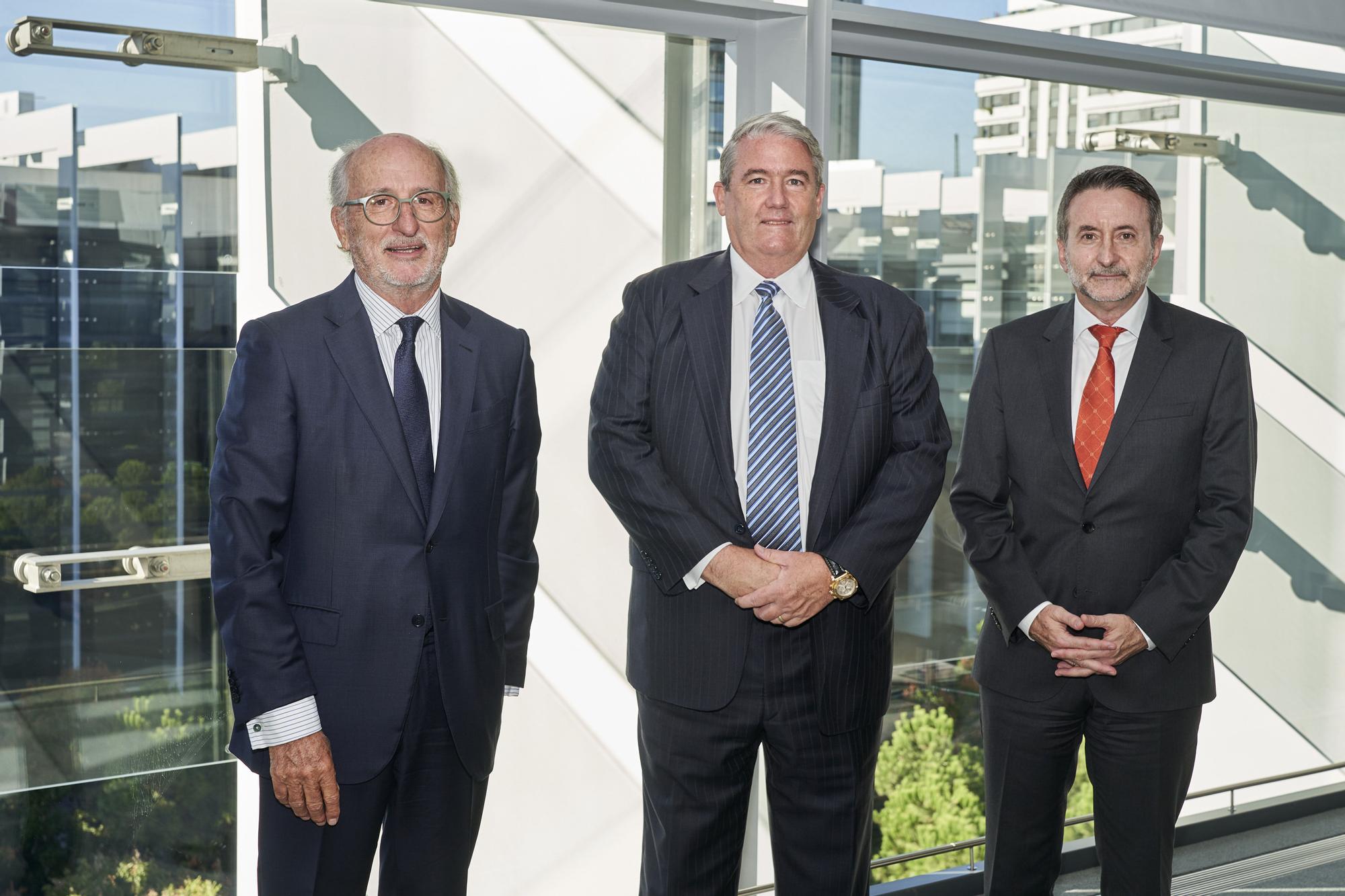El Presidente de Repsol, Antonio Brufau; el Presidente y CEO de EIG, R. Blair Thomas; y el Consejero Delegado de Repsol, Josu Jon Imaz.