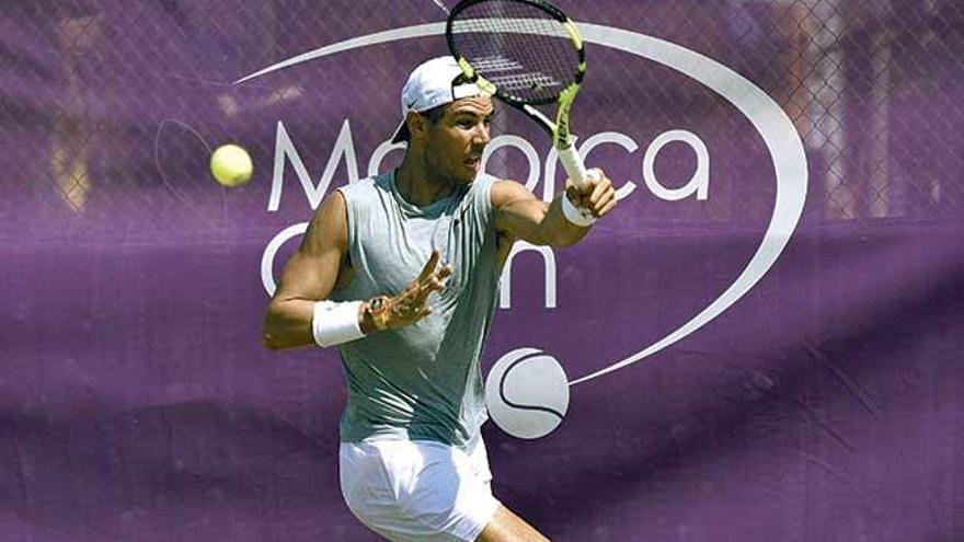 Rafel Nadal durante su entreno de ayer en el Club de Tenis de Santa Ponça.