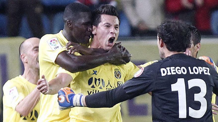 Los jugadores del Villarreal celebran el gol marcado por Hernán Pérez, que decidió el partido en el descuento.