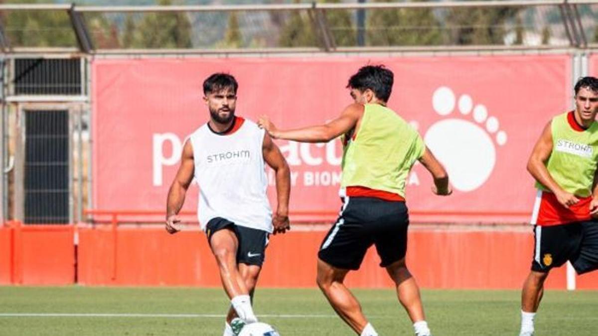 Arnau Puigmal, durante su primer entrenamiento en Son Bibiloni.