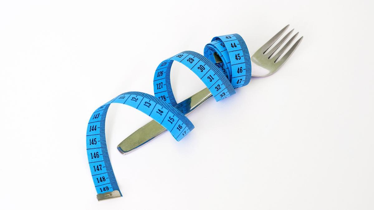 Estos son los tres alimentos 'saludables' que debes evitar si quieres perder peso: un médico te advierte