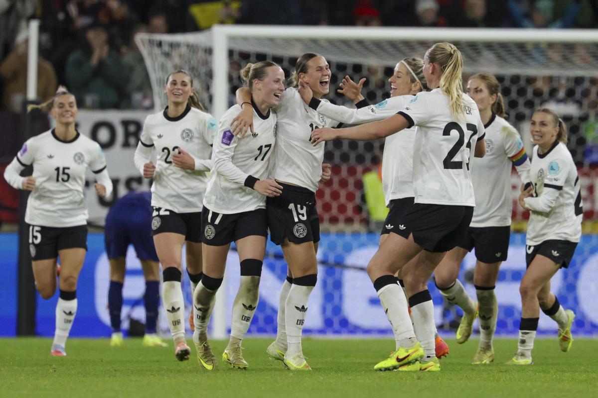 Las jugadoras de Alemania celebran el gol que les dio la victoria ante Francia en la ida de las semifinales de la Nations League Femenina