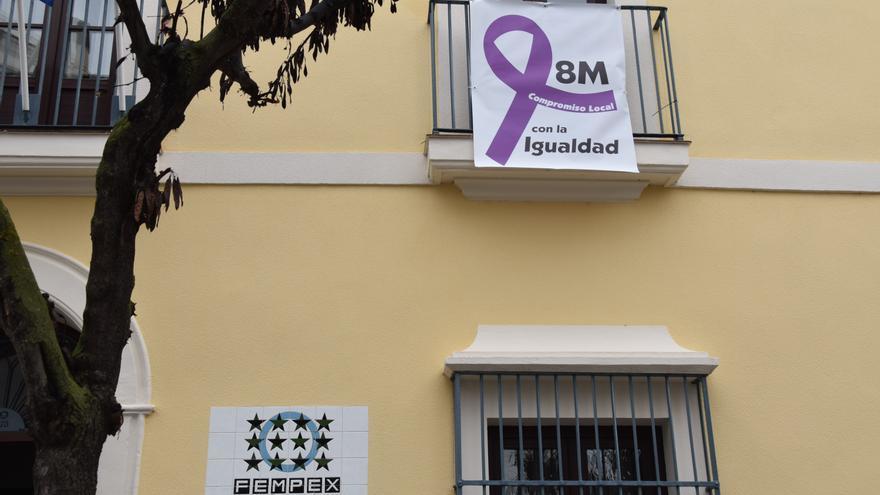 Un lazo en un balcón con motivo del 8M