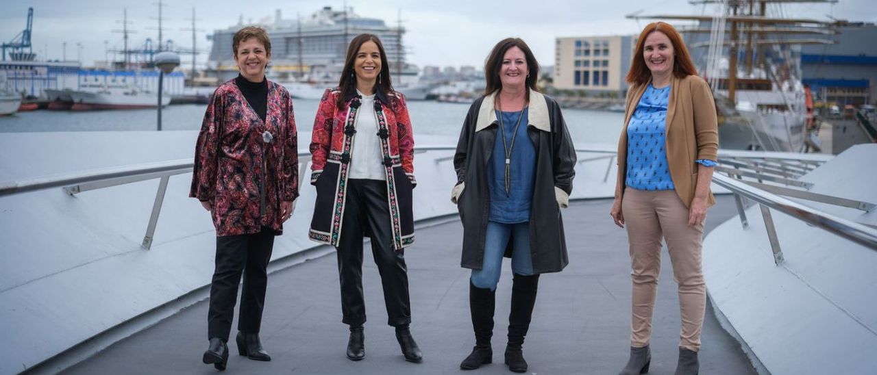 De izquierda a derecha, Candelaria Delgado, Lourdes Santana, Fátima Martín y Leticia Martín, en la Pasarela Onda Atlántica.