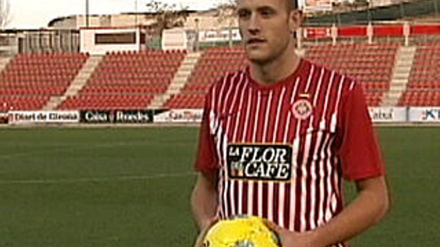 Dani Erencia luciendo la camiseta del Girona