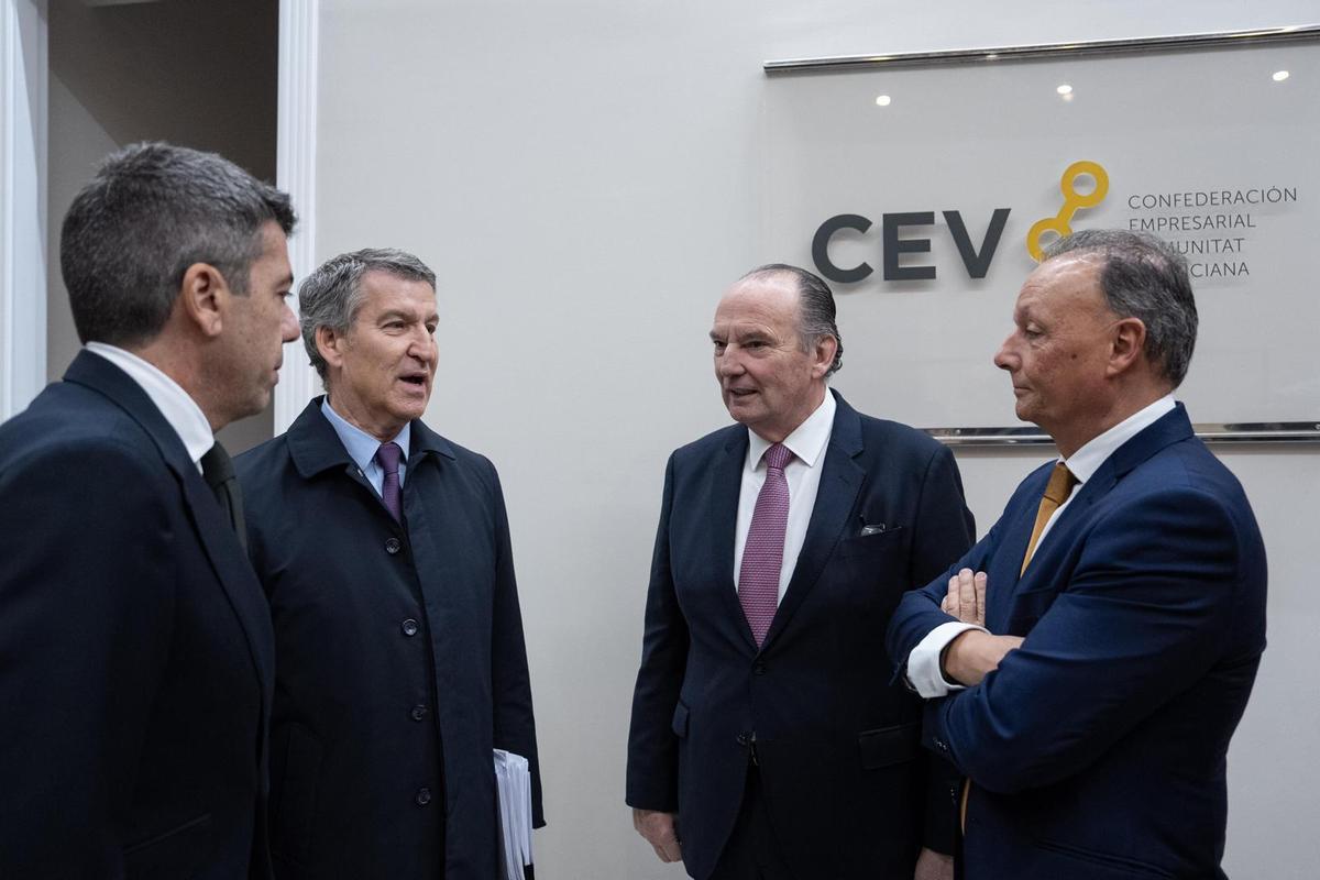 El líder del PP, Alberto Núñez Feijóo, en un encuentro con los empresarios valencianos al que también acudió Carlos Mazón.