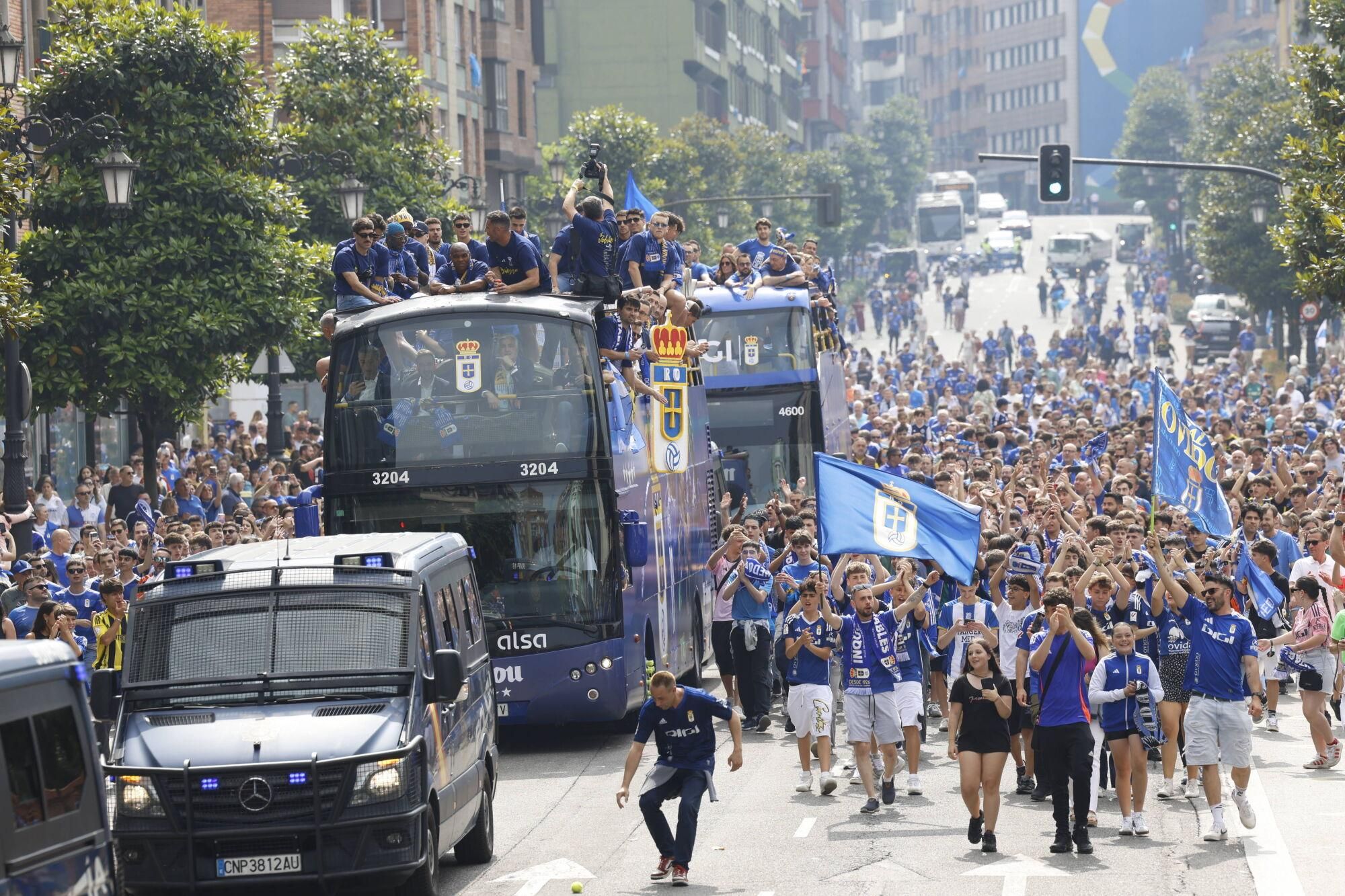 Locura azul en las calles de Oviedo para celebrar el ascenso del equipo a Primera División