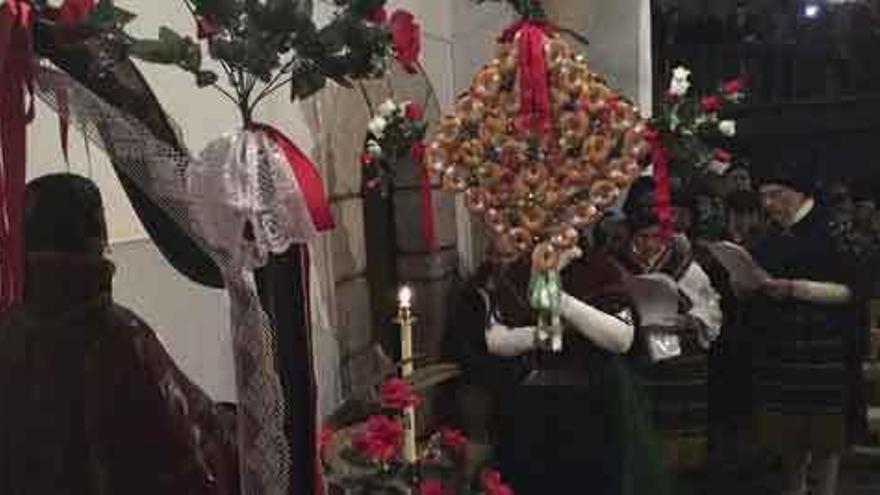 Ofrenda del ramo de pan a san Vicente Mártir en la iglesia de San Vicente de la Cabeza.