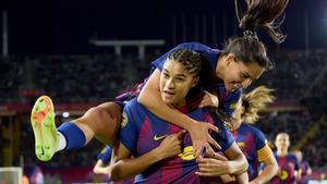 Sydney Schertenleib y Kika Nazareth celebran el gol de la suiza en el clásico