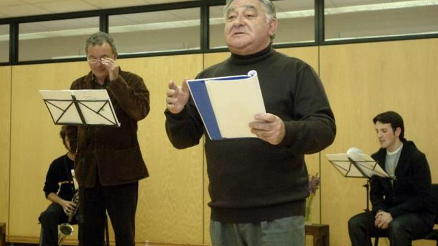 Manuel Lourenzo, en primeiro plano, e Santiago Fernández (ao seu lado), nun recital poético. / la opinión