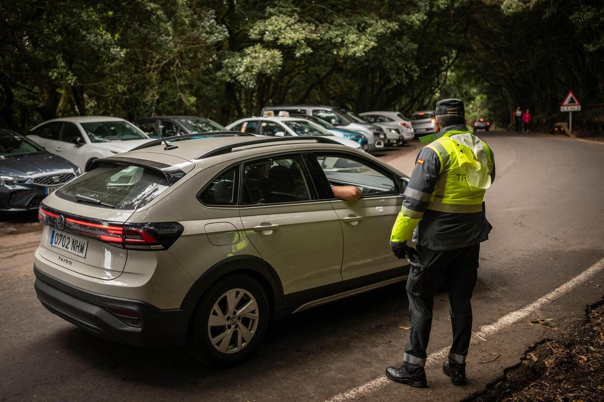 Un agente de la Guardia Civil hablando con un conductor.
