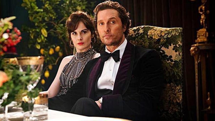 Matthew McConaughey, amb Michelle Dockery en un fotograma del film &#039;The Gentlemen&#039;