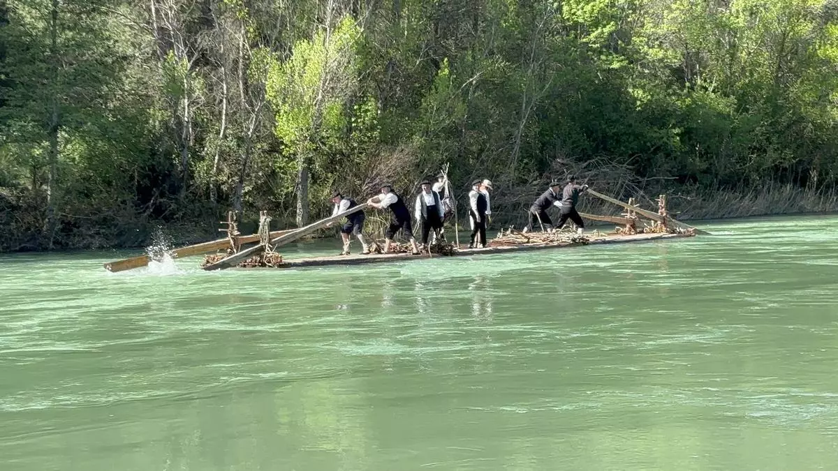 El público arropa a los nabateros en su descenso por el río Gállego, con mejor caudal que otros años