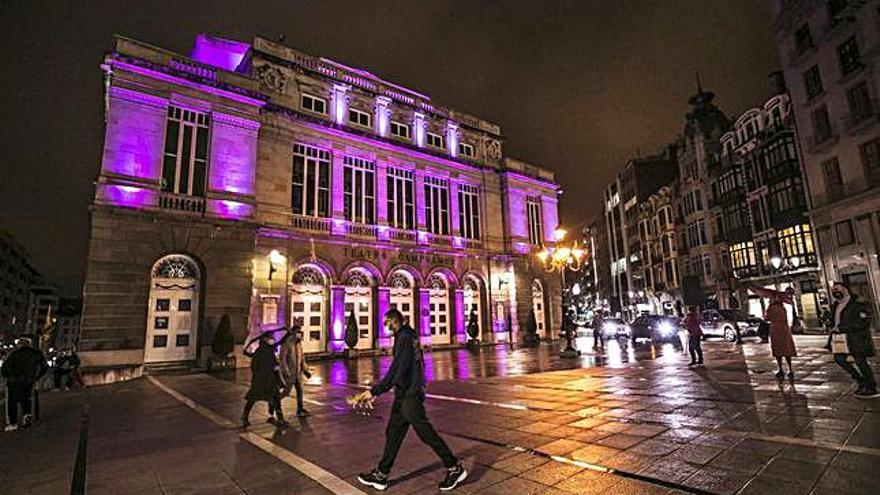 La fachada del Campoamor, iluminada anoche con luz violeta. | I. Collín