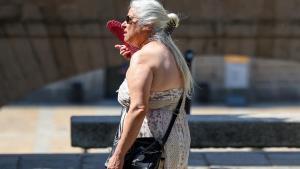 Una mujer se abanica en plena ola de calor en Madrid, el pasado 30 de junio.