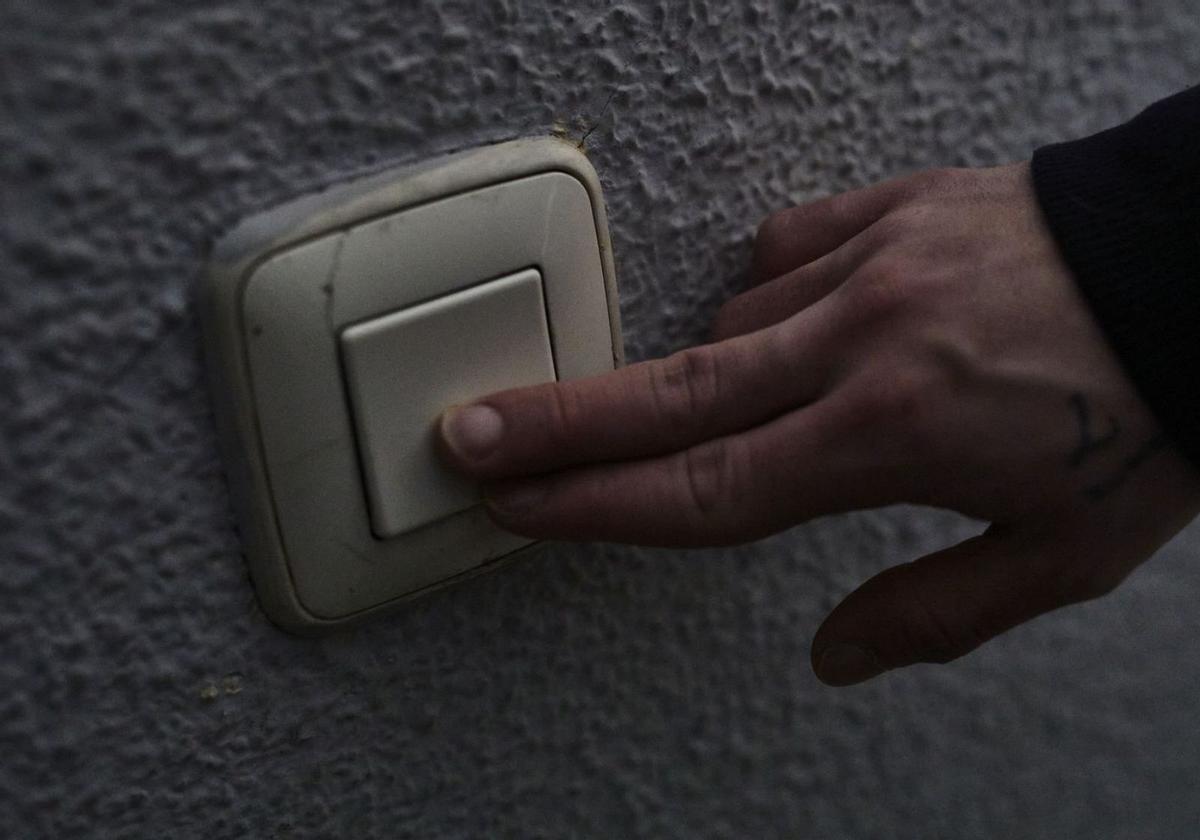 Una persona pulsa un interruptor de la luz. | Jesús Hellín