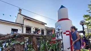 "Tapia, que vien la foriata", "Los Bribon", "Retroceso al futuro" y otros títulos de risión salidos del ingenio de las peñas de Valdesoto, que llevaron 12 carrozas a concurso