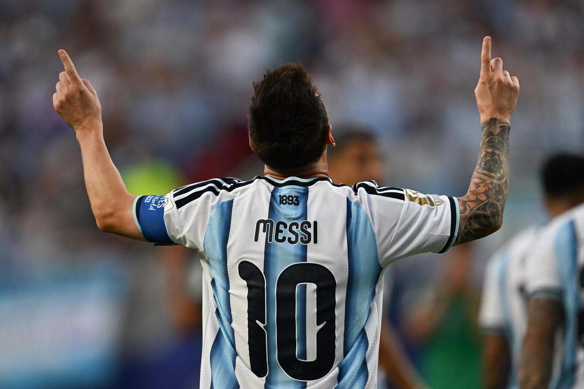 Leo Messi celebra el primero de sus tres goles ante Argelia.