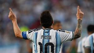 Leo Messi celebra el primero de sus tres goles ante Argelia.