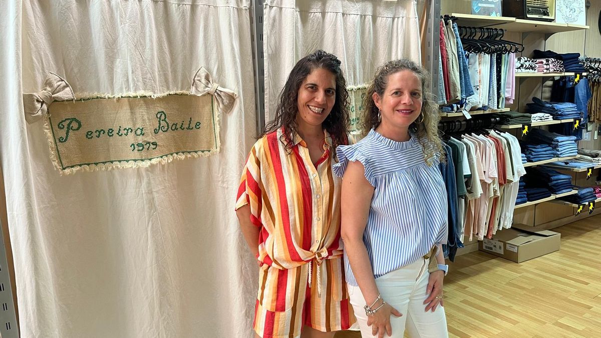 Soraya y Rebeca, que llevan la tienda de moda Pereira Baile en Valverde del Fresno.